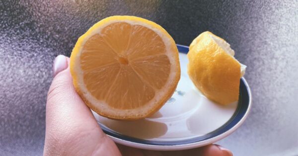 La verità su cosa il limone pulisce davvero e cosa invece rovina