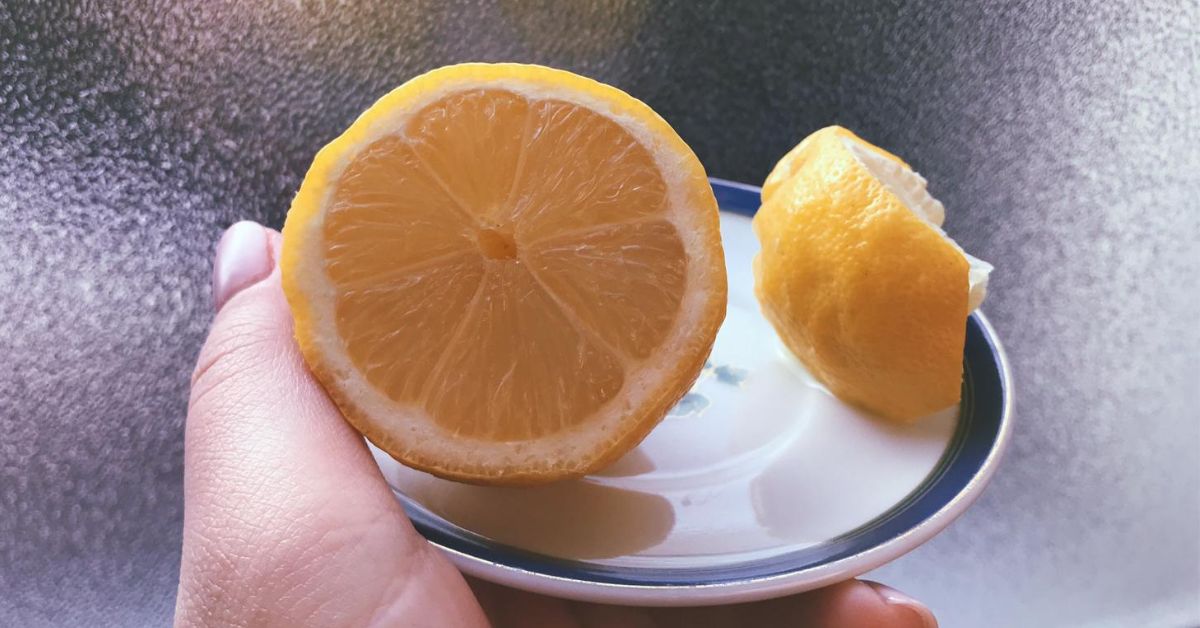 La verità su cosa il limone pulisce davvero e cosa invece rovina La verità su cosa il limone pulisce davvero e cosa invece rovina