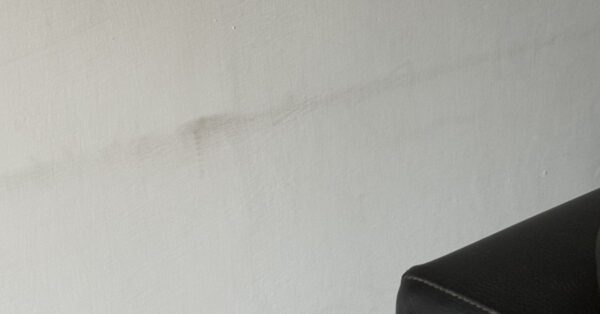 Il trucco per cancellare l’alone scuro dietro al divano senza rovinare la pittura