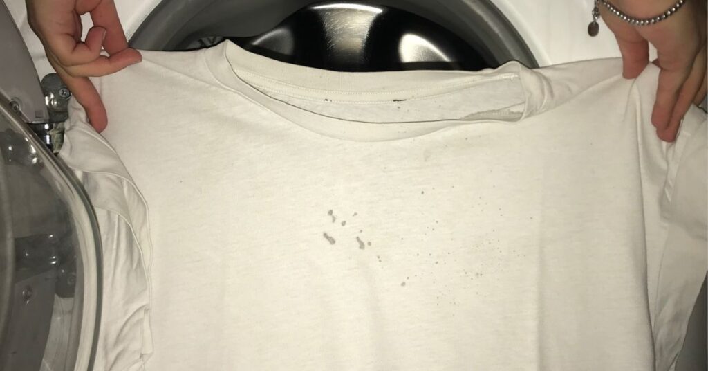 I panni escono macchiati dalla lavatrice per colpa di un residuo nascosto I panni escono macchiati dalla lavatrice per colpa di un residuo nascosto