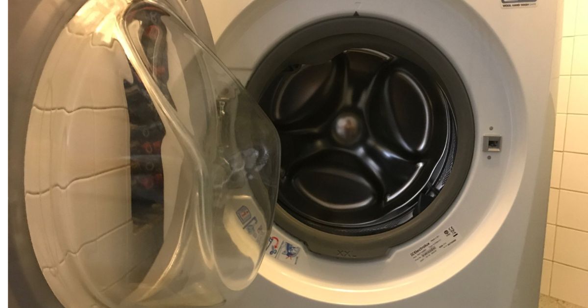 L’errore che rende opaco il vetro della lavatrice L’errore che rende opaco il vetro della lavatrice