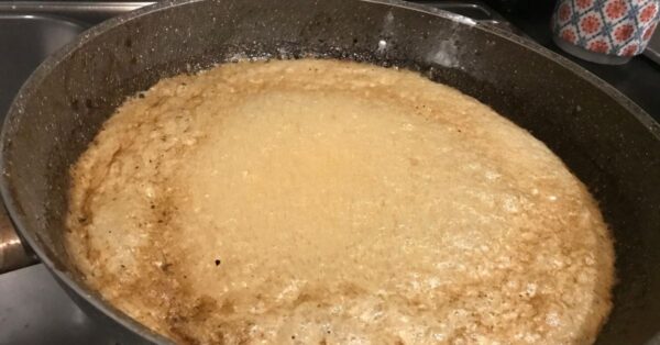 Il fondo nero delle pentole si stacca da solo senza strofinare