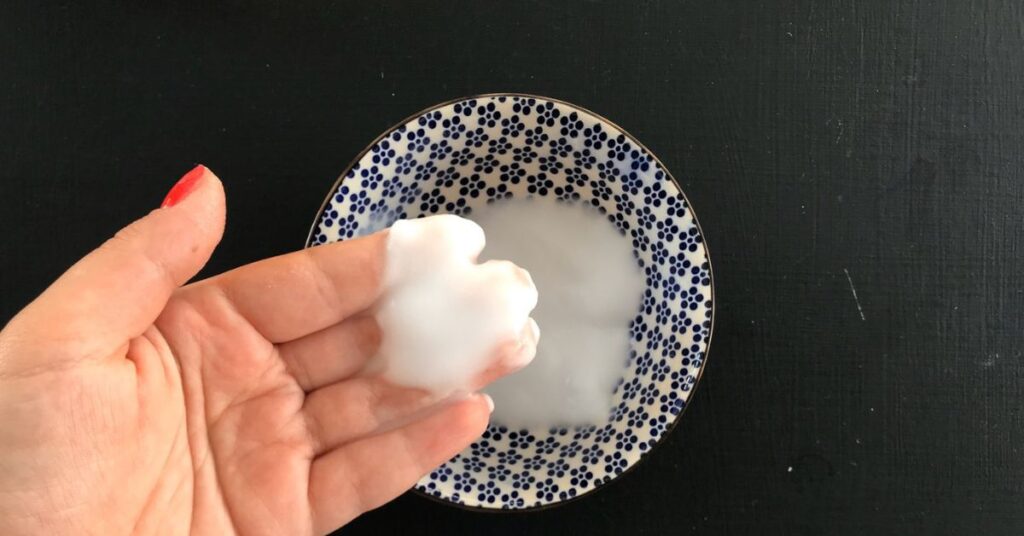 Il metodo per pulire la piastra del ferro da stiro prima di rovinare i vestiti Il metodo per pulire la piastra del ferro da stiro prima di rovinare i vestiti