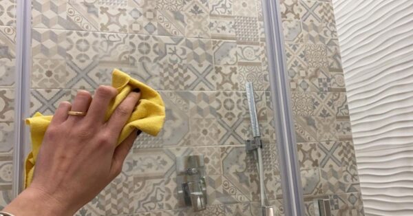 Il trattamento fai da te che impedisce al calcare di attaccarsi alla doccia