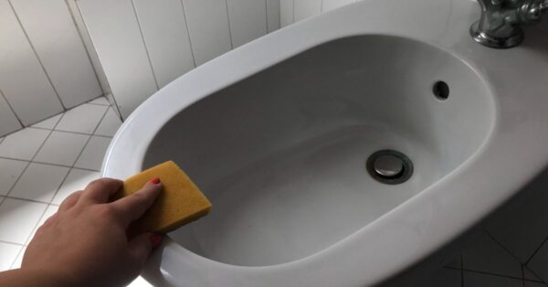 I passaggi per pulire il bidet a specchio senza rovinare lo smalto