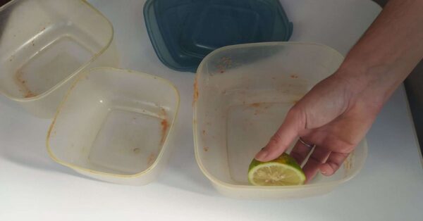 Il trucco per togliere l’alone di sugo dalla plastica senza strofinare