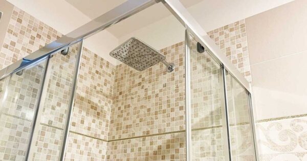 Il trucco per far scorrere la porta del box doccia come se fosse nuova