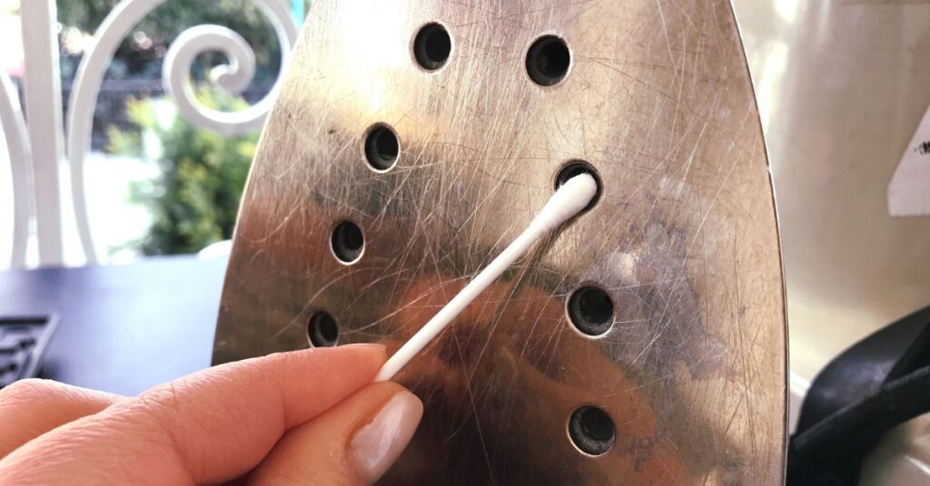Il metodo per pulire la piastra del ferro da stiro prima di rovinare i vestiti Il metodo per pulire la piastra del ferro da stiro prima di rovinare i vestiti