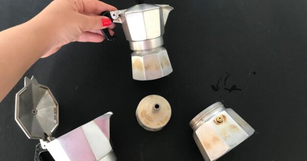 La routine di pulizia che allunga la vita alla moka