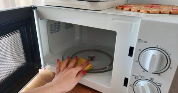 Come sciogliere le incrostazioni del microonde in pochi minuti