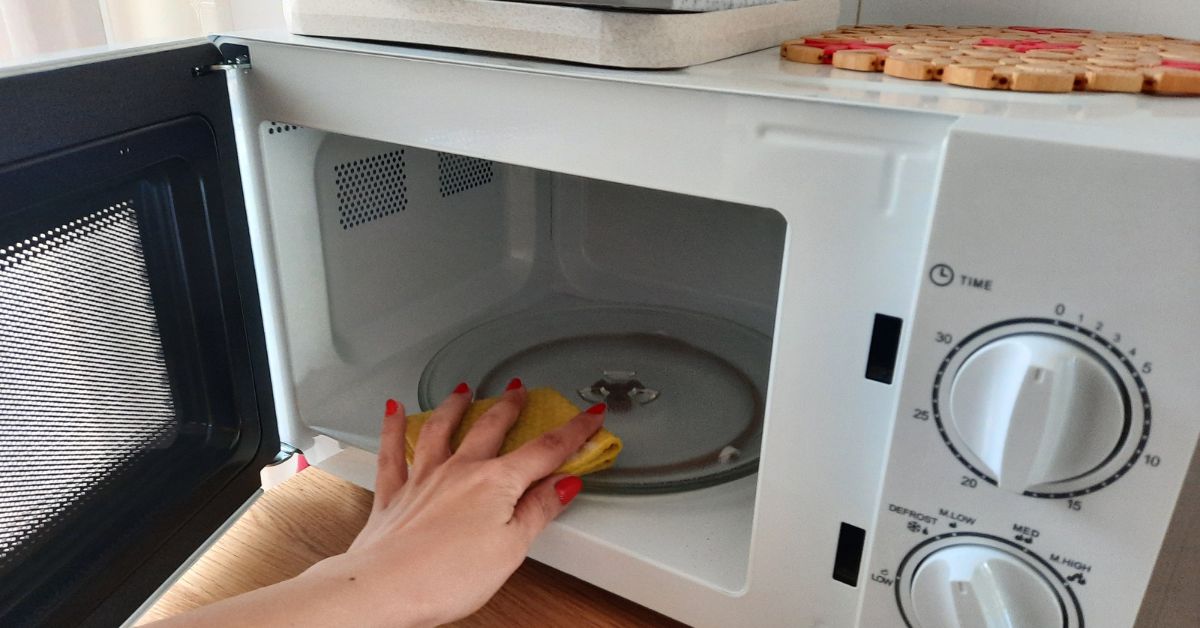 Come sciogliere le incrostazioni del microonde in pochi minuti Come sciogliere le incrostazioni del microonde in pochi minuti