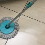 Il segreto della polvere che assorbe le macchie di olio dal pavimento