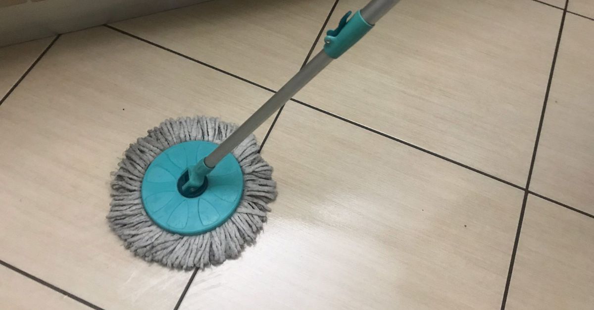 Il segreto della polvere che assorbe le macchie di olio dal pavimento Il segreto della polvere che assorbe le macchie di olio dal pavimento