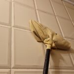 La patina di sapone e calcare che rende opache le mattonelle del bagno