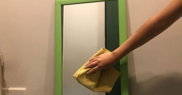 L’insospettabile causa degli aloni sugli specchi che vanifica ogni pulizia