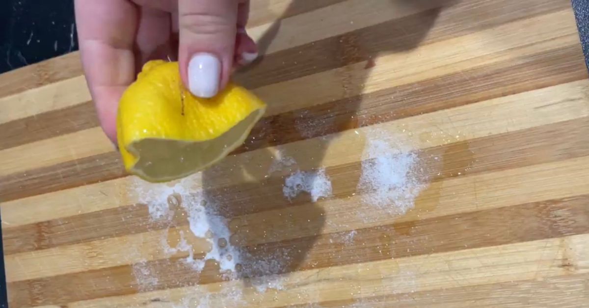 Il trucco del sale e limone per rigenerare i taglieri di legno Il trucco del sale e limone per rigenerare i taglieri di legno