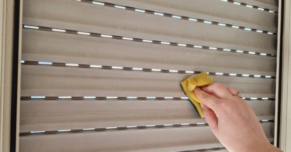 Il metodo per sgrassare le tapparelle ed eliminare lo smog