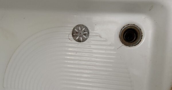 Il metodo per liberare la griglia della doccia dai capelli senza usare le mani