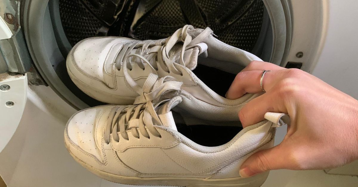 Il trucco pre lavaggio per far tornare bianche le scarpe da ginnastica ingiallite Il trucco pre lavaggio per far tornare bianche le scarpe da ginnastica ingiallite