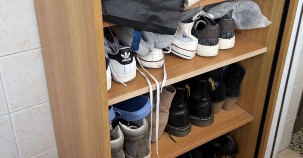 Cosa mettere nella scarpiera per assorbire i cattivi odori per mesi