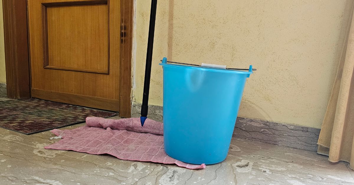 Usare un solo secchio per i pavimenti sposta lo sporco senza pulire Usare un solo secchio per i pavimenti sposta lo sporco senza pulire