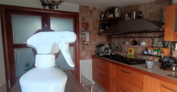 Gli usi nascosti dell’ammorbidente che cambiano il modo di pulire le stanze