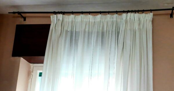 Il momento giusto per lavare le tende e il trucco anti stiro