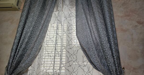 Le tende ingiallite dal sole tornano candide con questo lavaggio casalingo