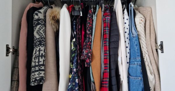 L’ingrediente della dispensa che assorbe la puzza di fumo dai tessuti