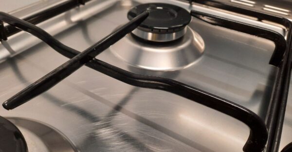 Il metodo della farina per lucidare rubinetti e acciaio