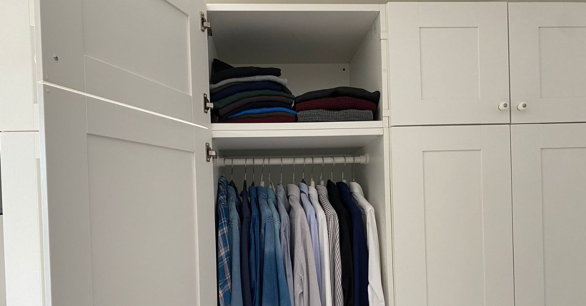 Il trucco dei fogli di giornale sopra l’armadio per non pulire mai più la polvere Il trucco dei fogli di giornale sopra l’armadio per non pulire mai più la polvere