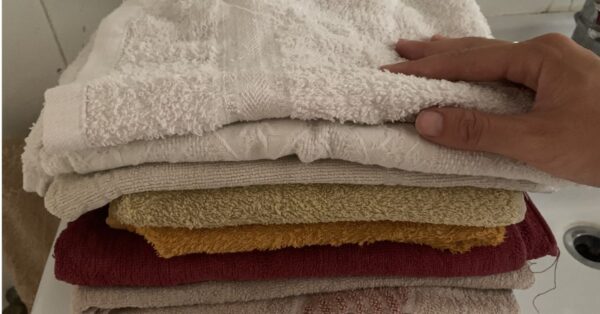 Il trucco del bicchiere d’aceto per eliminare l’odore di umido dagli asciugamani puliti