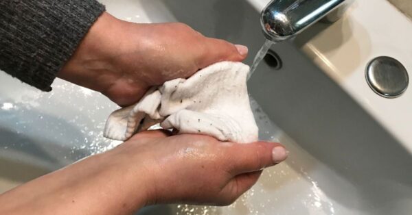 L’ingrediente della dispensa capace di rigenerare il bianco dei calzini spenti e ingialliti