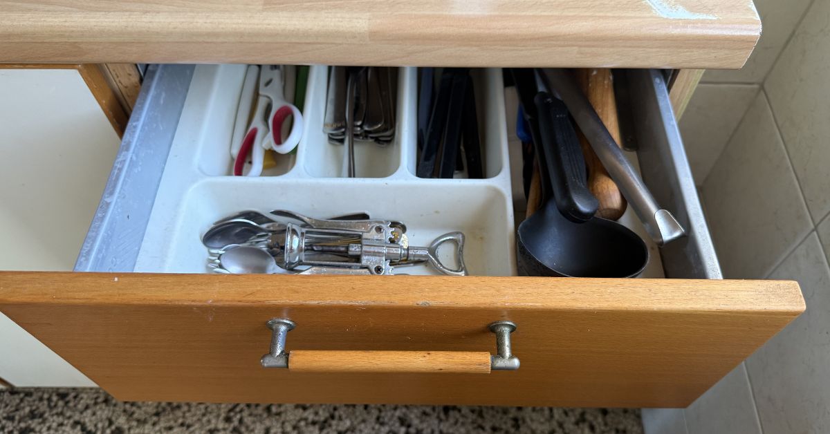 Il beccuccio fai da te per aspirare le briciole dai cassetti della cucina Il beccuccio fai da te per aspirare le briciole dai cassetti della cucina