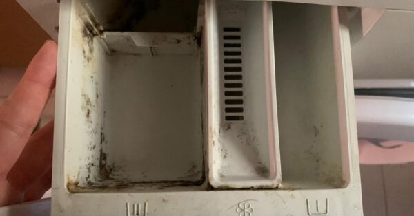 Cosa usare per far tornare come nuovo il cassetto della lavatrice sporco