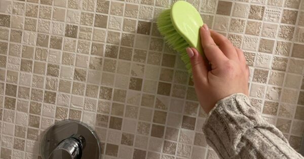 Come pulire le fughe nere della doccia