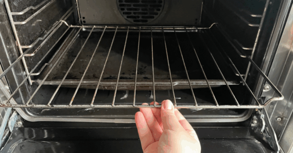 Il trucco della carta forno per pulire la griglia del forno