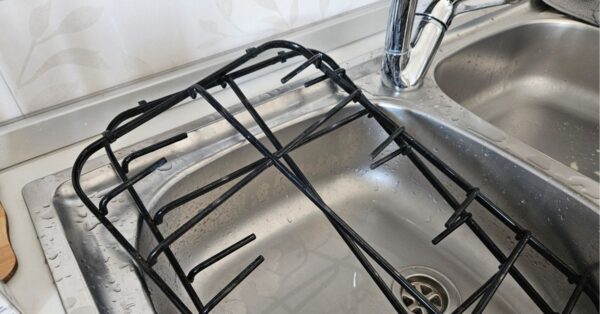 Come far tornare come nuove le griglie del piano cottura incrostate