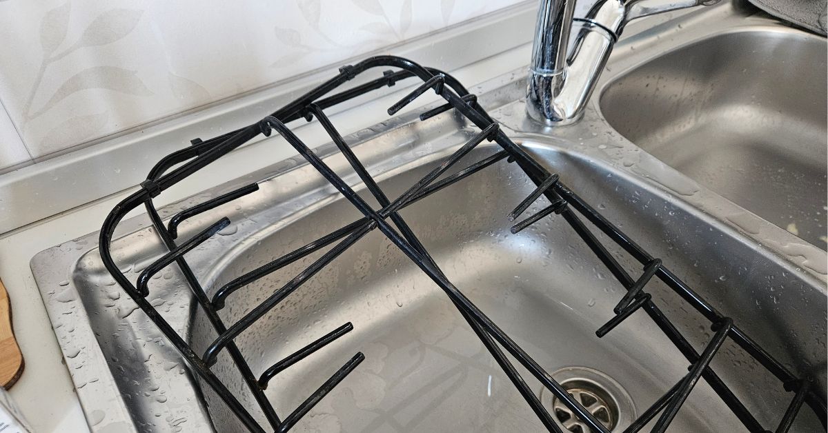 Come far tornare come nuove le griglie del piano cottura incrostate Come far tornare come nuove le griglie del piano cottura incrostate