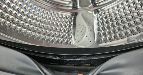 I segnali per capire se il cestello della lavatrice è pieno di residui