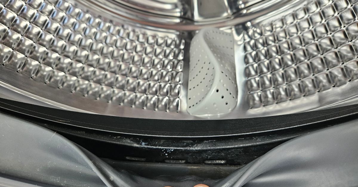 I segnali per capire se il cestello della lavatrice è pieno di residui I segnali per capire se il cestello della lavatrice è pieno di residui