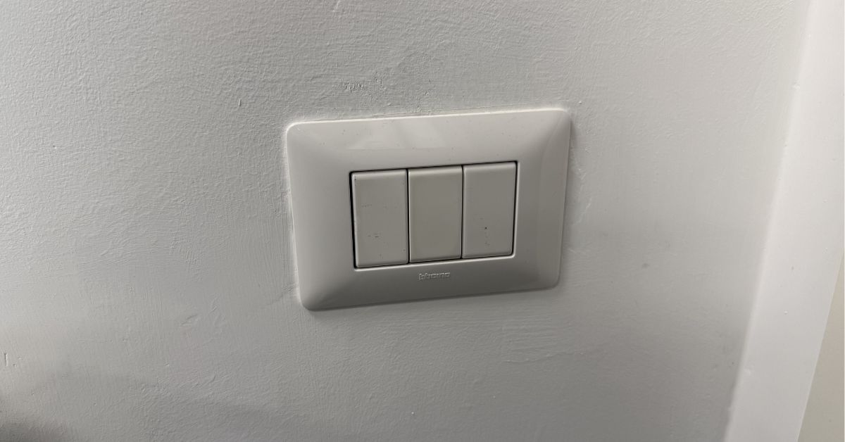 Come far tornare bianchi gli interruttori della luce con un metodo delicato Come far tornare bianchi gli interruttori della luce con un metodo delicato