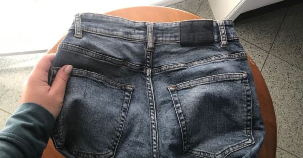 Il trucco del congelatore per togliere la puzza dai jeans senza lavarli