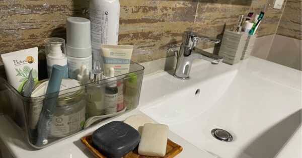 Perché si formano le macchie sotto i flaconi in bagno e come evitarle