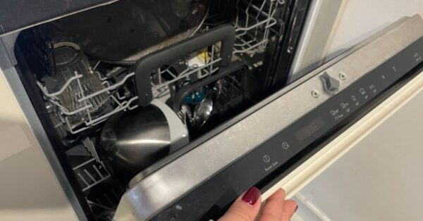 Perché il bordo interno della lavastoviglie resta sporco e come pulirlo