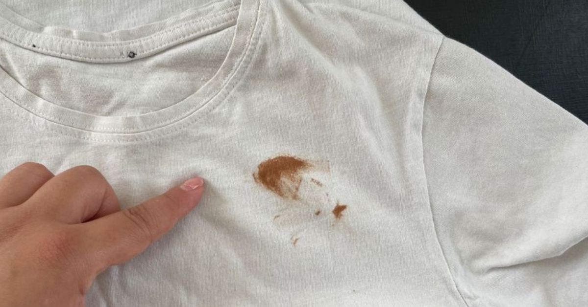 Come eliminare fondotinta e rossetto dai vestiti senza lasciare aloni Come eliminare fondotinta e rossetto dai vestiti senza lasciare aloni