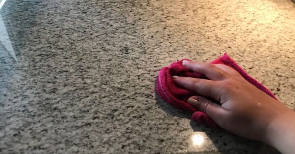 L’errore che tutti fanno con le macchie d’olio sul marmo della cucina