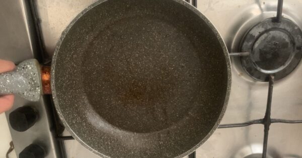 Eliminare l’odore di uovo dalla padella con il trucco dell’acqua fredda