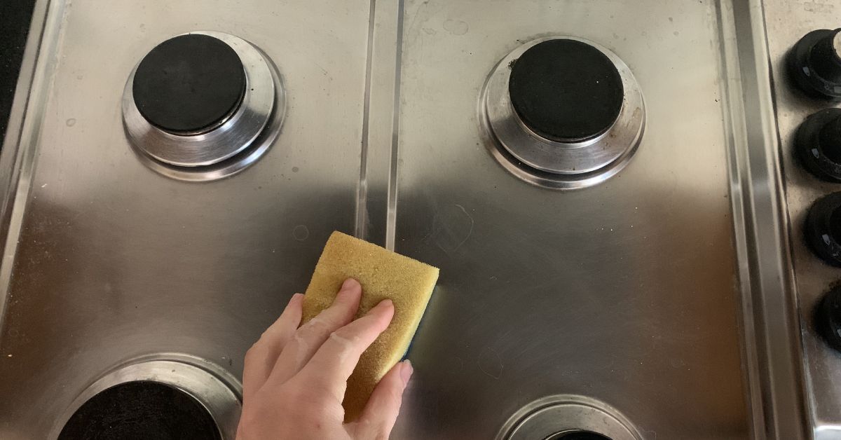 Perché si accumula sporco tra piano cucina e parete e come evitarlo Perché si accumula sporco tra piano cucina e parete e come evitarlo