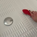 Perché il tappetino della doccia diventa scuro sotto e il trucco per farlo tornare nuovo